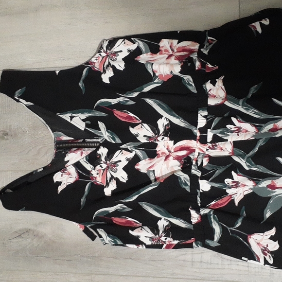 Women's size 12 rompers with shorts - Picture 2 of 3